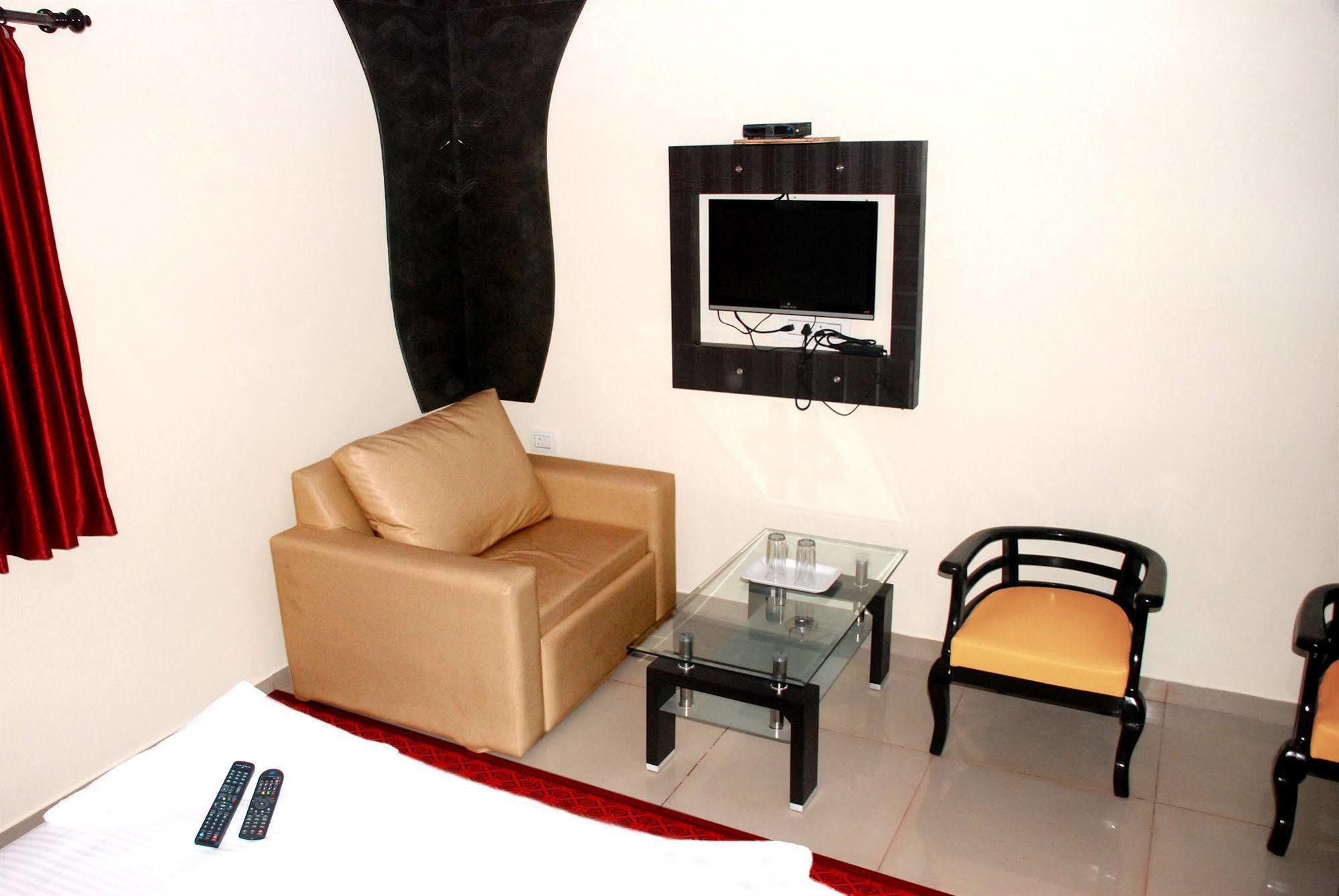 Fabexpress Adore Inn - Nr Mumbai International Airport Exterior foto