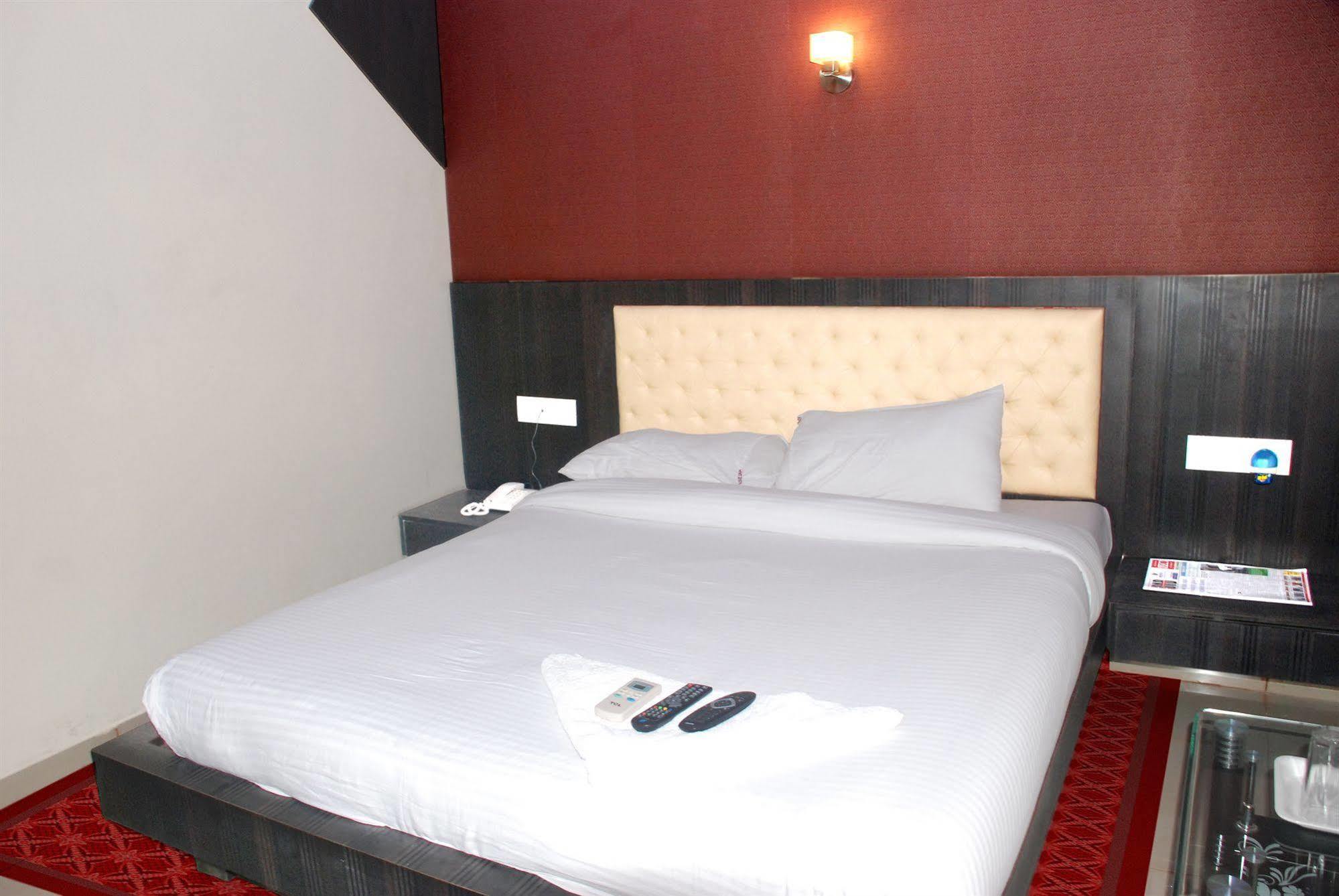 Fabexpress Adore Inn - Nr Mumbai International Airport Exterior foto